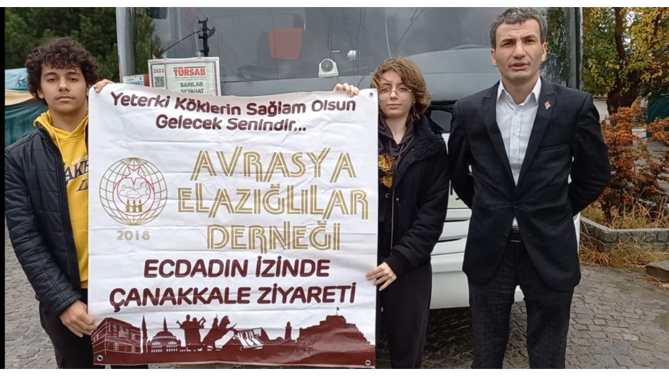 Avrasya Elazığlılar Derneği yönetim kurulu, öğretmenleriyle birlikte 65 öğrenciyi "Ecdadın İzinde Çanakkale" Projesi ile Çanakkale şehitliğine götürdü.